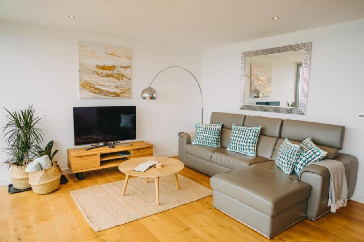 Sunset Waves Sea View Apartment Featuring Panoramic Views & Parking New Quay Εξωτερικό φωτογραφία